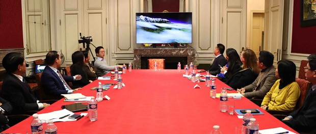 Présentation du clip portant sur le potentiel du tourisme de Ninh Binh. Photo : VNA.