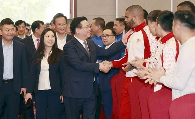Le Président de l’Assemblée nationale du Vietnam, Vuong Dinh Huê, à l’Académie de football PVF. Photo : VNA.