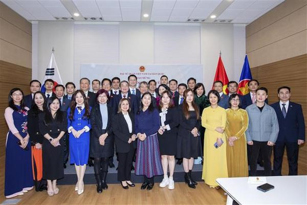 Le Vice-Président de l'Assemblée nationale, Nguyên Duc Hai, et le personnel de l'Ambassade du Vietnam en République de Corée. Photo : VNA. Le Vice-Président de l'Assemblée nationale, Nguyên Duc Hai, et le personnel de l'Ambassade du Vietnam en République de Corée. Photo : VNA.