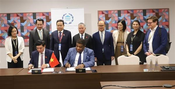 Cérémonie de signature de l'accord entre l'Assemblée nationale vietnamienne et le Secrétariat de l'UIP sur le mode d'organisation de la 9e Conférence mondiale des jeunes parlementaires de l'UIP, prévue en septembre 2023 à Hanoï. Photo : VNA. Cérémonie de signature de l'accord entre l'Assemblée nationale vietnamienne et le Secrétariat de l'UIP sur le mode d'organisation de la 9e Conférence mondiale des jeunes parlementaires de l'UIP, prévue en septembre 2023 à Hanoï. Photo : VNA.