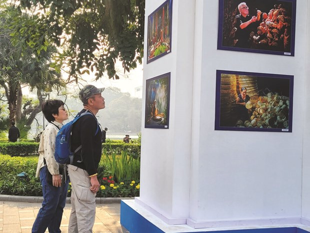 L’exposition de photos “Culture de Hanoï - continuité des sources de valeurs” se poursuivra jusqu’à fin mars à Hanoï. Photo : Thuy Hà/CVN L’exposition de photos “Culture de Hanoï - continuité des sources de valeurs” se poursuivra jusqu’à fin mars à Hanoï. Photo : Thuy Hà/CVN