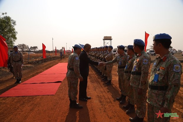 Le Secrétaire général adjoint des Nations Unies, Atul Khare, rend visite à l'unité de génie militaire N°1 du Vietnam à Abyei. Photo : QDND. Le Secrétaire général adjoint des Nations Unies, Atul Khare, rend visite à l'unité de génie militaire N°1 du Vietnam à Abyei. Photo : QDND.