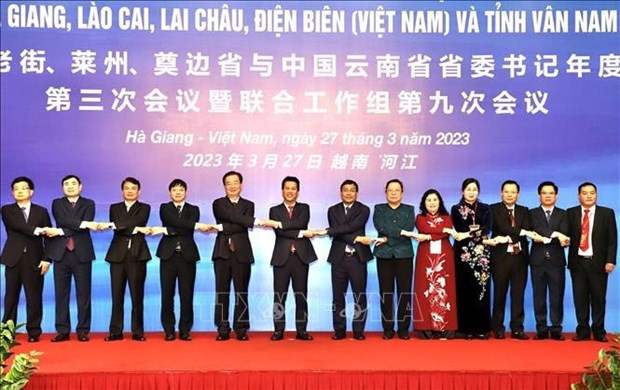Les autorités de la province de Hà Giang, du Yunnan et des missions diplomatiques des deux pays à la réunion. Photo : VNA. Les autorités de la province de Hà Giang, du Yunnan et des missions diplomatiques des deux pays à la réunion. Photo : VNA.