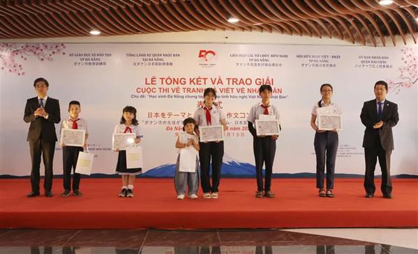Cérémonie de remise des prix du concours de dessin et d'écriture sur le Japon, le 19 août à Dà Nang. Photo : VNA. Cérémonie de remise des prix du concours de dessin et d'écriture sur le Japon, le 19 août à Dà Nang. Photo : VNA.
