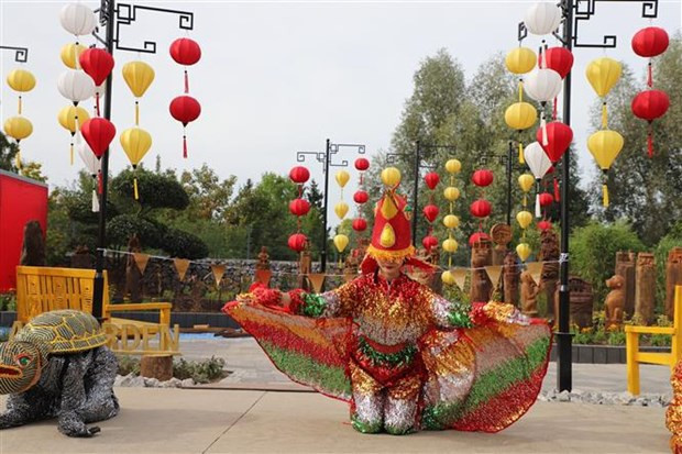 Une présentation artistique au Festival des lanternes de Hôi An en Allemagne. Photo : VNA. Une présentation artistique au Festival des lanternes de Hôi An en Allemagne. Photo : VNA.