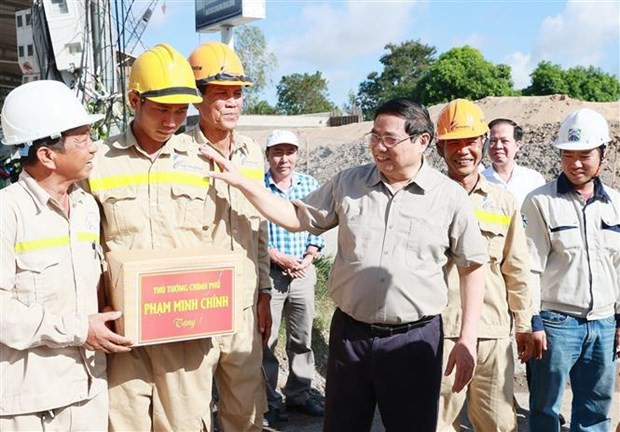 Le Premier ministre Pham Minh Chinh inspecte une section du projet de modernisation de l'autoroute nationale 30 dans la ville de Cao Lanh. Photo : VNA. Le Premier ministre Pham Minh Chinh inspecte une section du projet de modernisation de l'autoroute nationale 30 dans la ville de Cao Lanh. Photo : VNA.