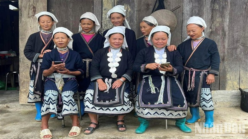 Des femmes Dao Tiền à Hoài Khao en habits traditionnels sur lesquels sont imprimés des motifs à la cire d’abeille. Des femmes Dao Tiền à Hoài Khao en habits traditionnels sur lesquels sont imprimés des motifs à la cire d’abeille.