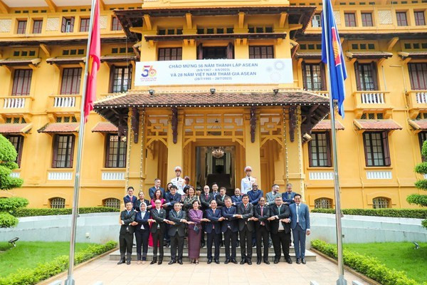 Les délégués à la cérémonie de levée du drapeau. Photo : VNA Les délégués à la cérémonie de levée du drapeau. Photo : VNA