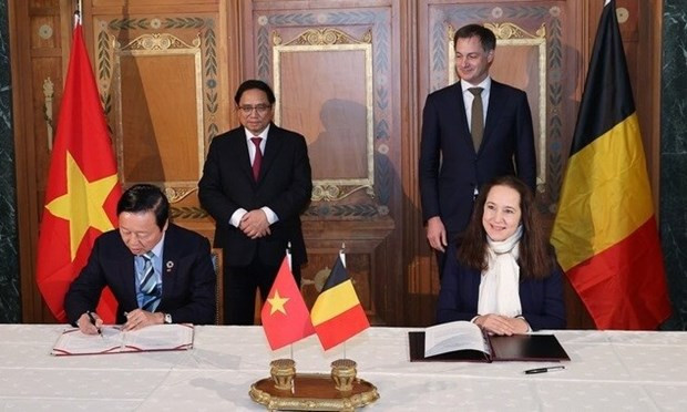 Le Premier ministre vietnamien, Pham Minh Chinh, et son homologue belge, Alexander De Croo, supervisent la signature de la lettre d'intention de coopération entre le Ministère vietnamien des Ressources naturelles et de l'Environnement et le Ministère belge de la Justice et de la Mer du Nord. Photo : VNA.