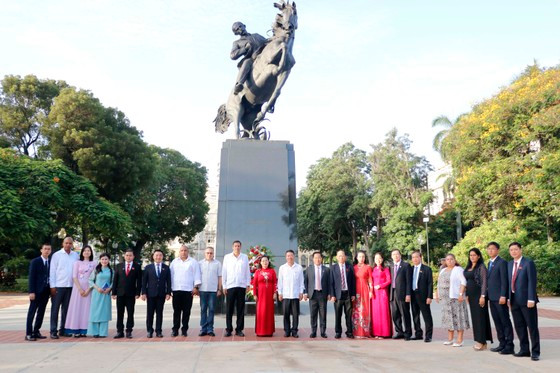 La délégation de Hô Chi Minh-Ville a déposé des fleurs au monument dédié à l’héroïque figure nationale de Cuba, José Martí. Photo : SGGP. La délégation de Hô Chi Minh-Ville a déposé des fleurs au monument dédié à l’héroïque figure nationale de Cuba, José Martí. Photo : SGGP.
