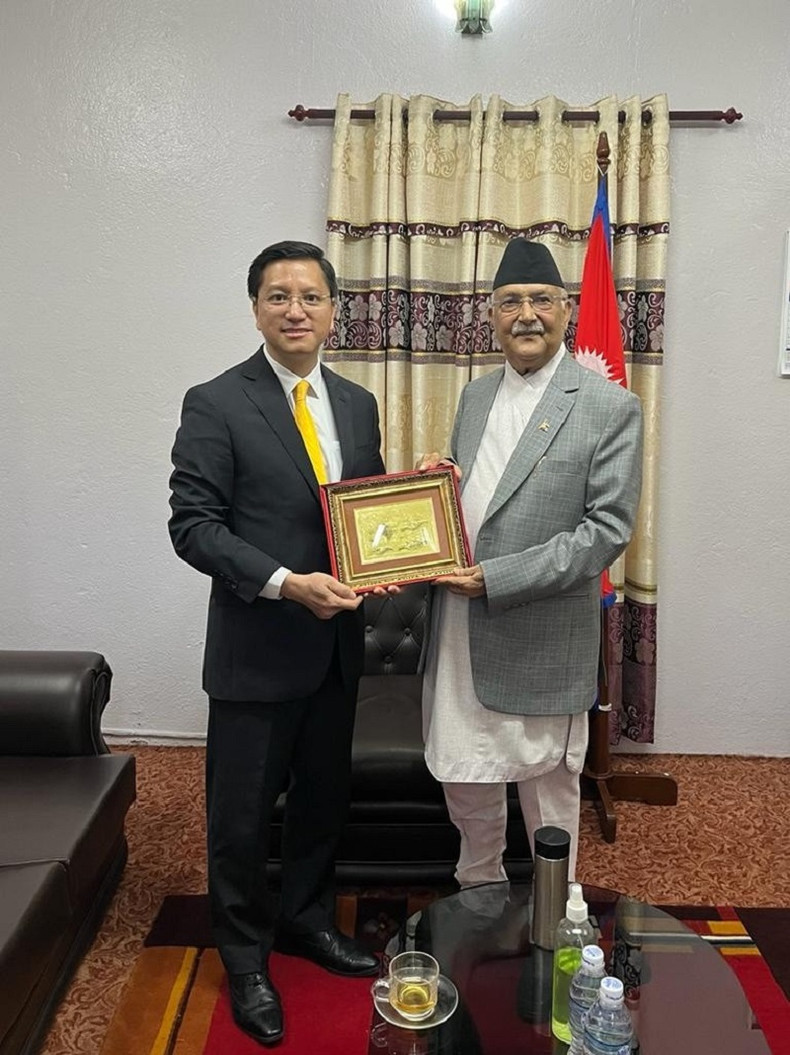 L'ambassadeur Nguyen Thanh Hai et le président du Parti communiste du Népal (marxiste-léniniste unifié), K.P. Sharma Oli. Photo : baoquocte. L'ambassadeur Nguyen Thanh Hai et le président du Parti communiste du Népal (marxiste-léniniste unifié), K.P. Sharma Oli. Photo : baoquocte.