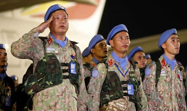 Salut au drapeau national à l&apos;aéroport international de Noi Bai. Photo: VNA