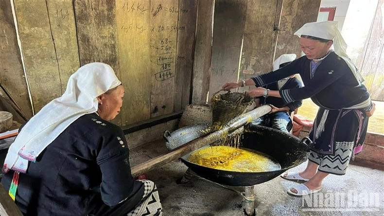 Les habitants laissent les nids fondus se transformer en cire d’abeille dense. Les habitants laissent les nids fondus se transformer en cire d’abeille dense.