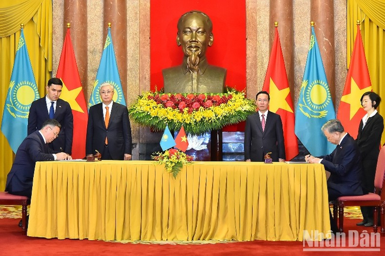 Après leur entretien, les deux dirigeants ont assisté à la signature d'un certain nombre de documents de coopération. Photo : NDEL. Après leur entretien, les deux dirigeants ont assisté à la signature d'un certain nombre de documents de coopération. Photo : NDEL.