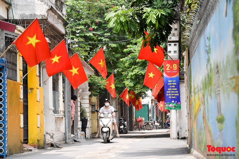 De nombreuses petites rues resplendissent également du drapeau national rouge. De nombreuses petites rues resplendissent également du drapeau national rouge.