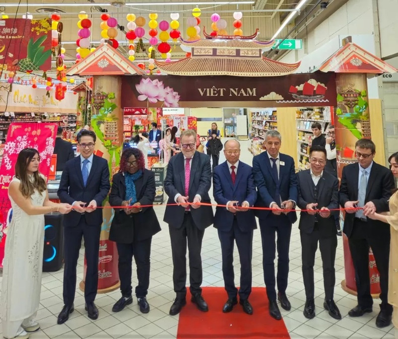 L’une des initiatives remarquables est le programme « Semaine des produits vietnamiens en France », organisé dans les grandes chaînes de supermarchés. Photo : baoquocte. L’une des initiatives remarquables est le programme « Semaine des produits vietnamiens en France », organisé dans les grandes chaînes de supermarchés. Photo : baoquocte.