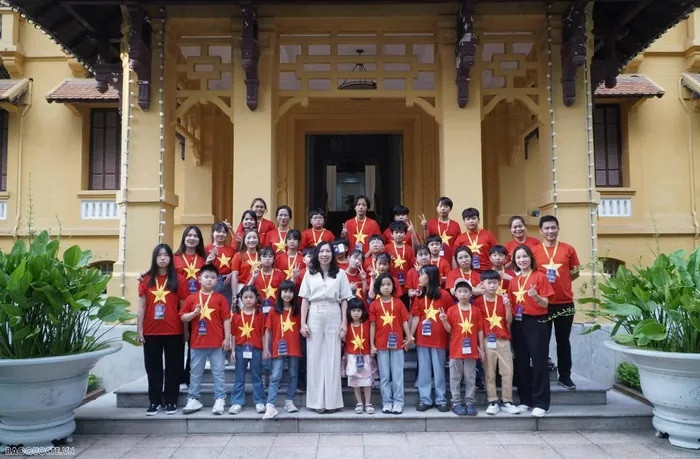 La vice-ministre des Affaires étrangères Lê Thi Thu Hang pose pour des photos souvenirs avec les enfants. Photo : baoquocte. La vice-ministre des Affaires étrangères Lê Thi Thu Hang pose pour des photos souvenirs avec les enfants. Photo : baoquocte.