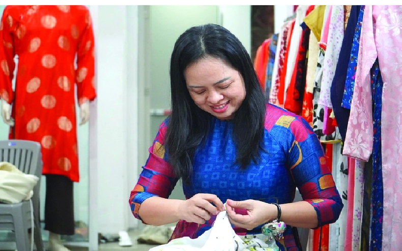 Doan Thi Nguyet ajusté un ao dai. Photo : https://phunuvietnam.vn/ Doan Thi Nguyet ajusté un ao dai. Photo : https://phunuvietnam.vn/