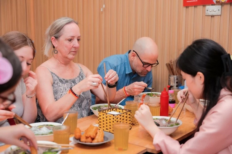 Le professeur associé Shannon Gramse et sa femme, professeur Sarah Kirk, dégustent du phở Thìn Bờ Hồ. Photo : baoquocte