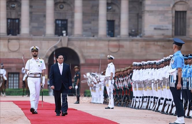 Cérémonie d&apos;accueil officielle pour le Premier ministre Pham Minh Chinh en visite d&apos;État en Inde. Photo : VNA.