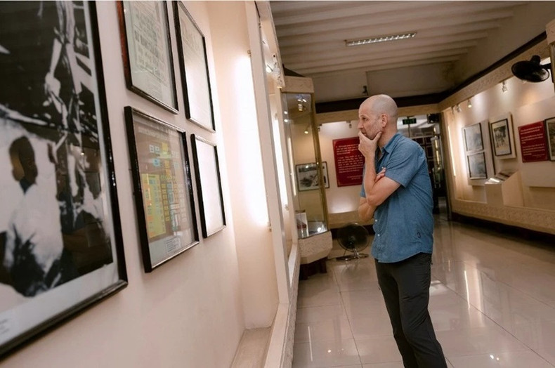 Au Musée national d’histoire, le professeur agrégé Shannon Gramse réfléchit sur les guerres féroces traversées par le Vietnam. Photo : baoquocte.