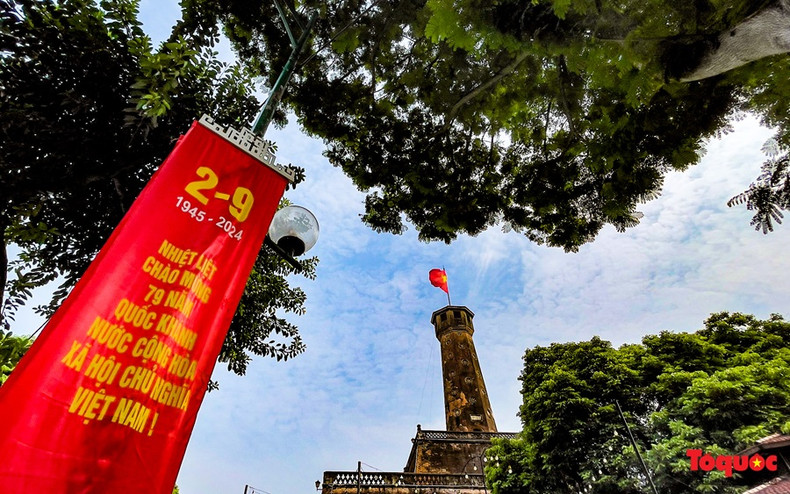 Le drapeau du Vietnam flotte fièrement au sommet du mât emblématique de Hanoï. Le drapeau du Vietnam flotte fièrement au sommet du mât emblématique de Hanoï.