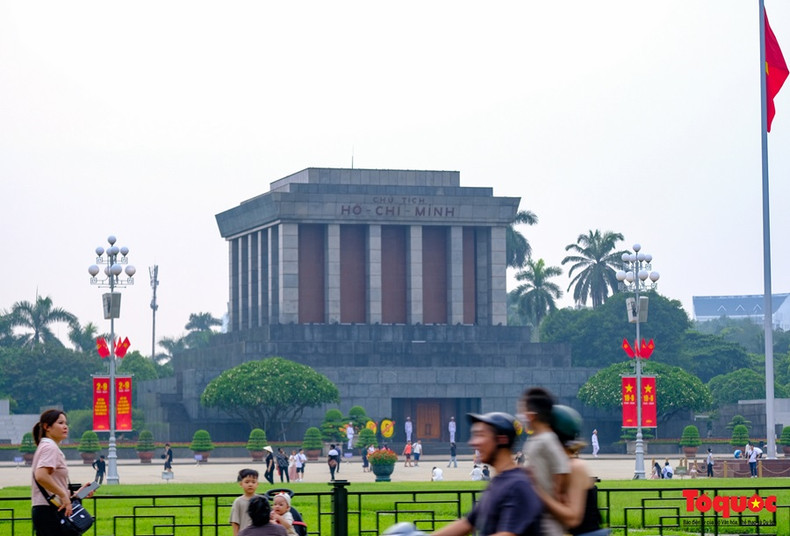 Sur la place Ba Dinh, au mausolée de Hô Chi Minh, des drapeaux rouges sont accrochés, créant une atmosphère joyeuse pour accueillir la principale fête nationale du pays. Sur la place Ba Dinh, au mausolée de Hô Chi Minh, des drapeaux rouges sont accrochés, créant une atmosphère joyeuse pour accueillir la principale fête nationale du pays.