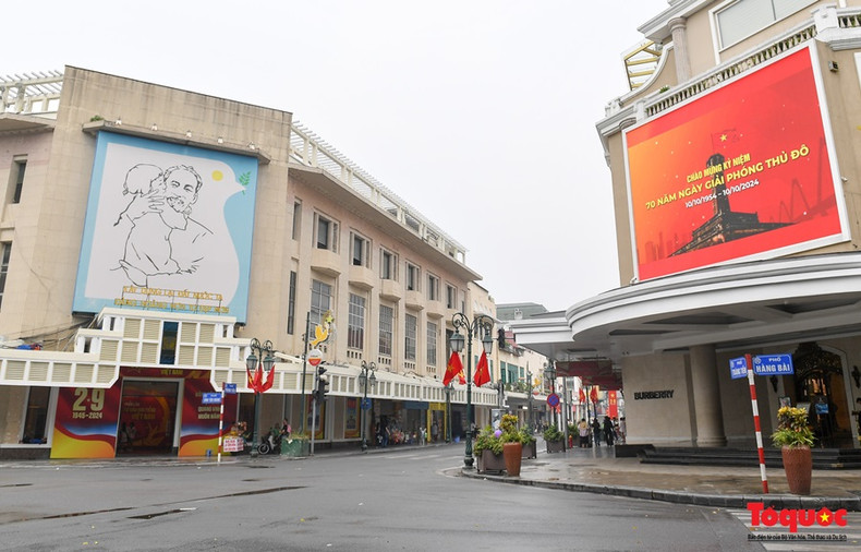 L’atmosphère accueillante célébrant le 79e anniversaire de la Révolution d’Août et la fête nationale du 2 septembre (2 septembre 1945 - 2 septembre 2024) s’est répandue dans les rues de la capitale Hanoï. L’atmosphère accueillante célébrant le 79e anniversaire de la Révolution d’Août et la fête nationale du 2 septembre (2 septembre 1945 - 2 septembre 2024) s’est répandue dans les rues de la capitale Hanoï.