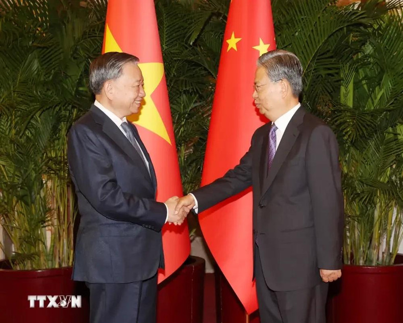 Le secrétaire général et président vietnamien To Lam (à gauche) et le président du Comité permanent de l’Assemblée populaire nationale de Chine Zhao Leji. Photo : VNA.