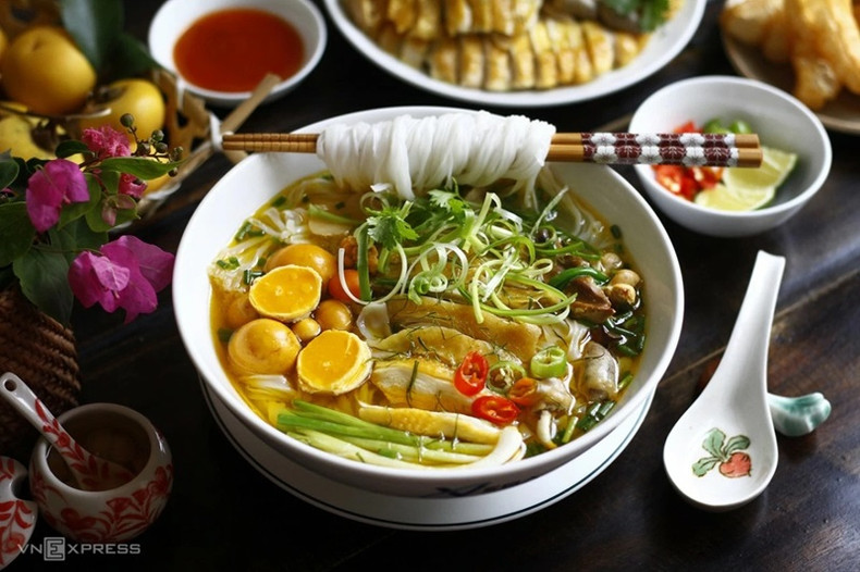 Le pho au poulet de Hanoï n’utilise pas de cannelle ni d’anis étoilé, mais uniquement des oignons grillés et du gingembre ainsi que des racines de coriandre et d’oignon pour créer sa propre saveur douce. Photo : VNE. Le pho au poulet de Hanoï n’utilise pas de cannelle ni d’anis étoilé, mais uniquement des oignons grillés et du gingembre ainsi que des racines de coriandre et d’oignon pour créer sa propre saveur douce. Photo : VNE.