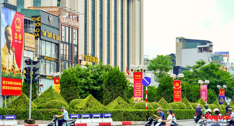 De grands panneaux publicitaires sur la rue Xa Dan, quartier de Dong Da. De grands panneaux publicitaires sur la rue Xa Dan, quartier de Dong Da.
