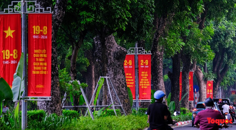 Des banderoles, des slogans et des affiches égayent les rues de Hanoï. Des banderoles, des slogans et des affiches égayent les rues de Hanoï.