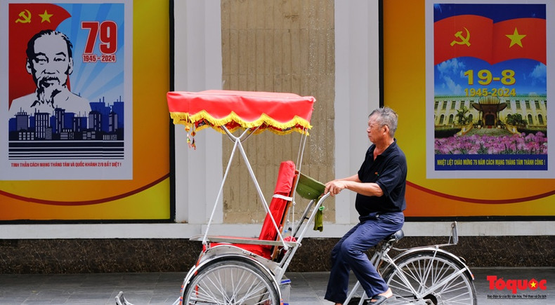 Les rues de la capitale sont remplies de banderoles et affiches rouges. Les rues de la capitale sont remplies de banderoles et affiches rouges.