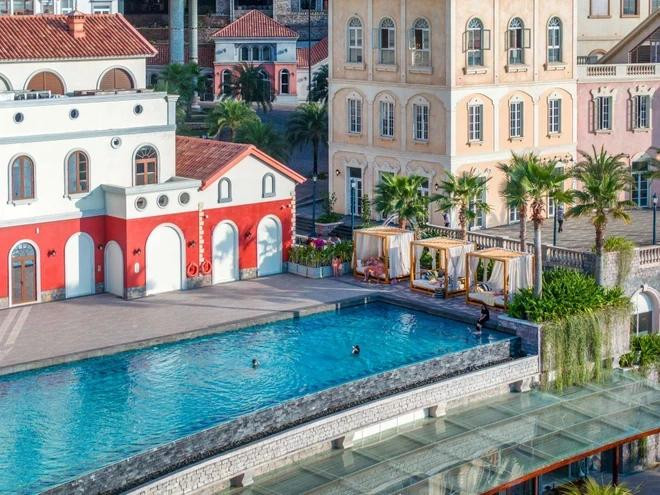 La piscine à débordement étincelante surplombant l&apos;océan de La Festa Phu Quoc – Curio Collection by Hilton a complètement captivé les touristes.