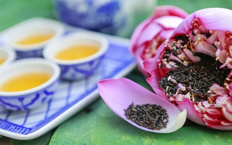 Le thé mariné aux fleurs de lotus du lac de l’Ouest est une spécialité célèbre à Hanoï, disponible uniquement en été. Photo : Le Ngoc Yen. Le thé mariné aux fleurs de lotus du lac de l’Ouest est une spécialité célèbre à Hanoï, disponible uniquement en été. Photo : Le Ngoc Yen.