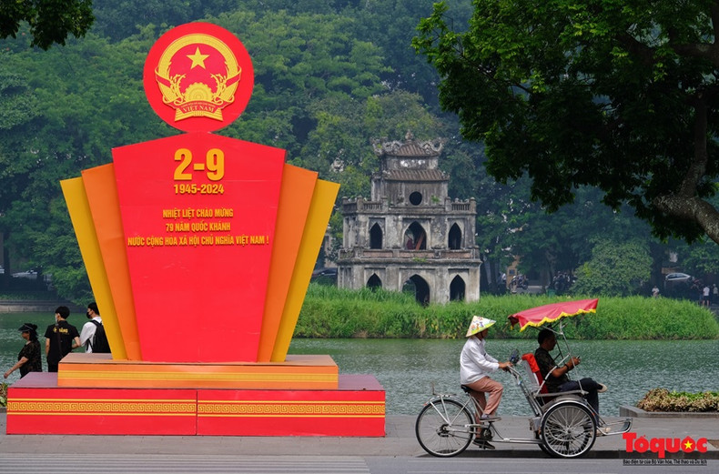 Le symbole de l’emblème national situé dans la région du lac Hoan Kiem. Le symbole de l’emblème national situé dans la région du lac Hoan Kiem.