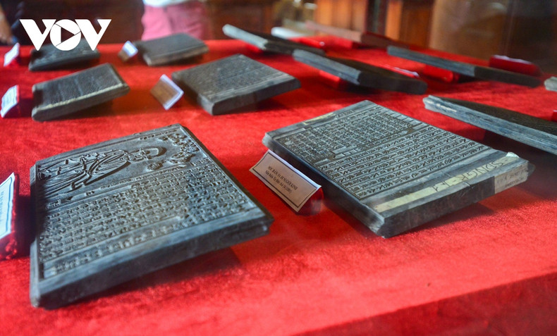 Des tablettes de bois utilisées pour imprimer des textes bouddhiques en caractères chinois et en chu Nôm dans la pagode Vinh Nghiem.