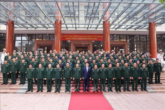 Le président Luong Cuong et les délégués. Photo: VNA