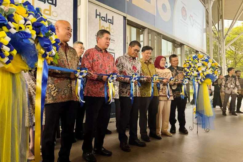 L'ambassadeur Ta Van Thong a participé à la coupe du ruban d'ouverture de l'Exposition industrielle internationale Halal Indonesia 2024. Photo : Ambassade du Vietnam en Indonésie.