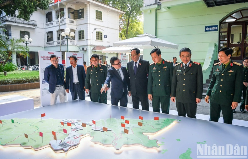 Les délégués visitent l’exposition. Les délégués visitent l’exposition.