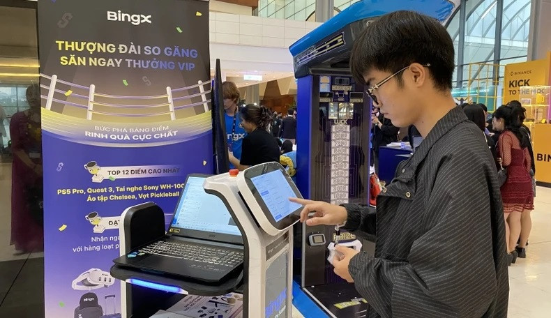 Découverte des plateformes d'applications numériques lors de l'exposition technologique du VTIS 2024. Découverte des plateformes d'applications numériques lors de l'exposition technologique du VTIS 2024.