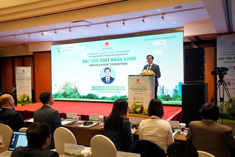 Nguyen Sinh Nhat Tan, vice-ministre de l’Industrie et du Commerce, a souligné que la croissance verte était aujourd’hui une condition sine qua non pour préserver la compétitivité et garantir un développement durable à long terme.