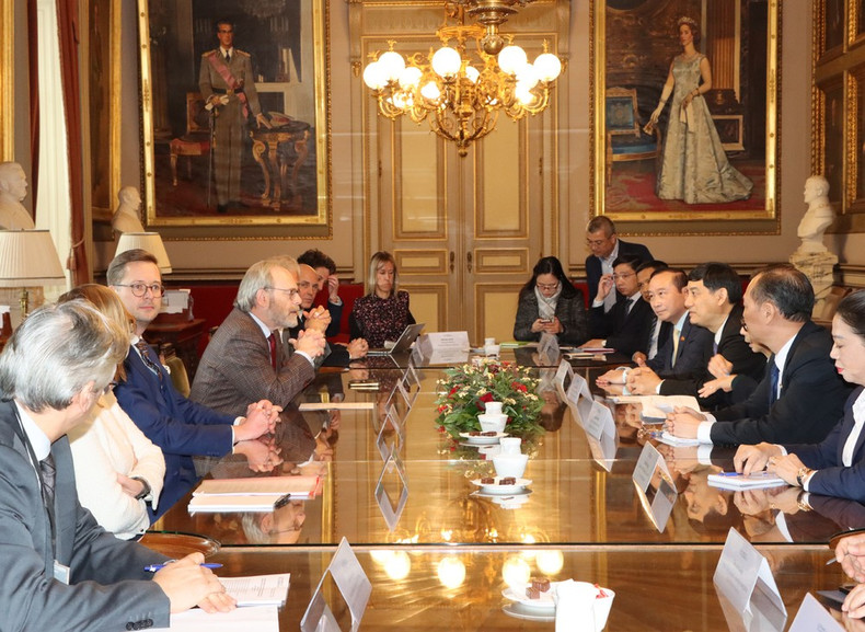 Entrevue entre Nguyên Dac Vinh et le président de la Chambre belge des représentants Peter De Roover. Photo : Huong Giang/VNA Entrevue entre Nguyên Dac Vinh et le président de la Chambre belge des représentants Peter De Roover. Photo : Huong Giang/VNA