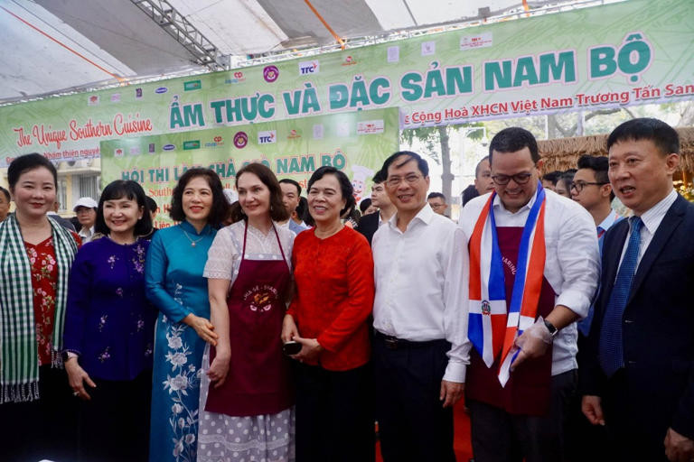 Le vice-Premier ministre vietnamien et ministre des Affaires étrangères, Bui Thanh Son (3e de droite à gauche) et les délégués participant au Festival international de la gastronomie 2023. Photo : baoquocte.vn