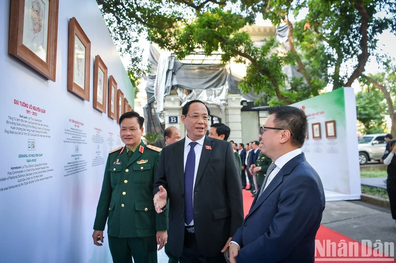 Le lieutenant-général Tran Quang Phuong (premier à droite), vice-président de l’Assemblée nationale du Vietnam, visite l’exposition. Le lieutenant-général Tran Quang Phuong (premier à droite), vice-président de l’Assemblée nationale du Vietnam, visite l’exposition.