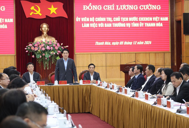 Le président Luong Cuong (debout) lors de la séance de travail jeudi 5 novembre avec la permanence du Comité du Parti de la province de Thanh Hoa (Centre). Photo : VNA/CVN Le président Luong Cuong (debout) lors de la séance de travail jeudi 5 novembre avec la permanence du Comité du Parti de la province de Thanh Hoa (Centre). Photo : VNA/CVN