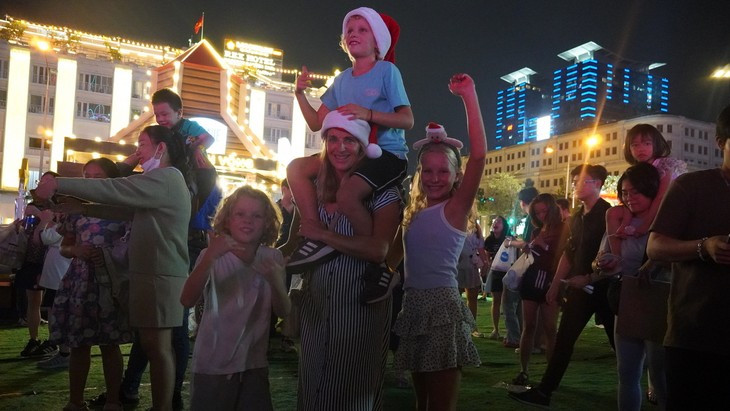 Des touristes étrangers profitent de l&apos;animation dans la rue Lê Loi à Hô Chi Minh-ville. Photo : Thuy Liên/VOV.
