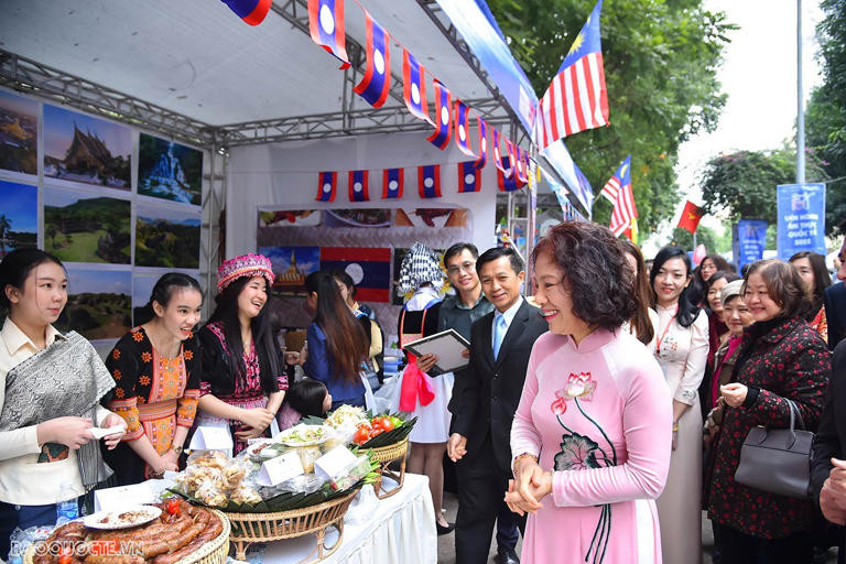 Mme Vu Thi Bich Ngoc, épouse du vice-Premier ministre et ministre des Affaires étrangères Bui Thanh Son et les délégués participant au 10e Festival international de la gastronomie 2022. Photo : baoquocte.vn