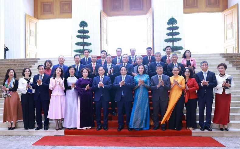Le PM et les nouveaux ambassadeurs et chefs des représentations vietnamiennes à l'étranger. Photo : VNA Le PM et les nouveaux ambassadeurs et chefs des représentations vietnamiennes à l'étranger. Photo : VNA