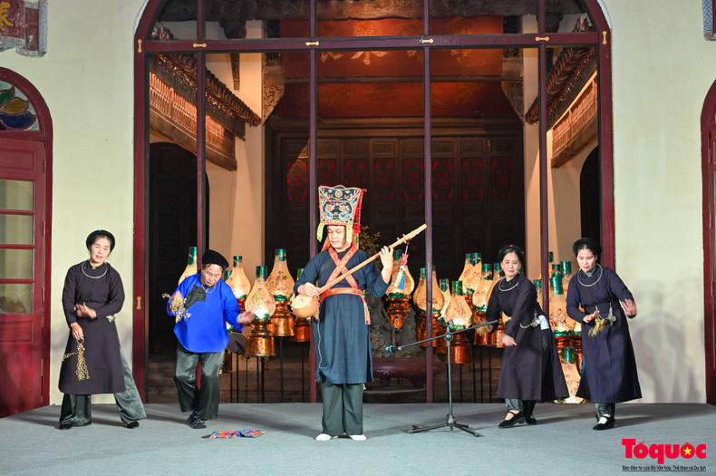 Le Centre d’information touristique a invité des artisans locaux à interagir avec le public. Photo : Toquoc.vn